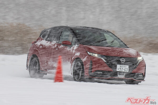 日産 ノートオーラNISMO 4WD。e-4ORCEの車両運動制御の緻密さを感じる