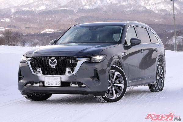 北海道の雪景色のなかで国沢親方が試乗したのはFRベースのマツダ CX-80