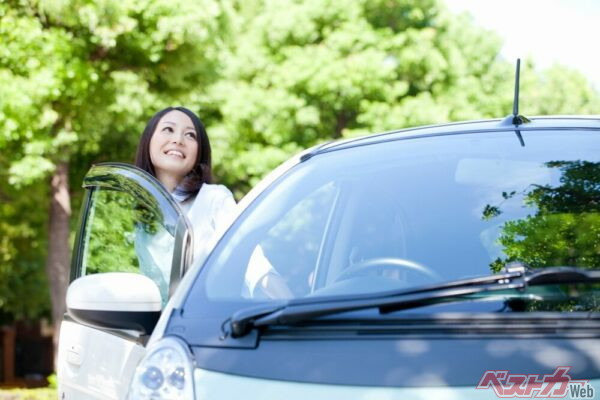 長時間の運転による腰痛を防ぐには、こまめな休憩と水分補給も大切（PHOTO：Adobe Stock_ Paylessimages）
