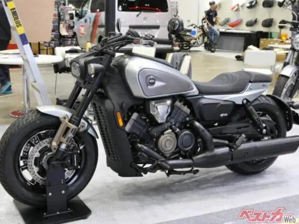 【東京MCショー】新型V4エンジンクルーザー日本上陸！「SRV600V」はミニVMAX的スポーツマシンとなるか！？【モーターサイクルショー2025】