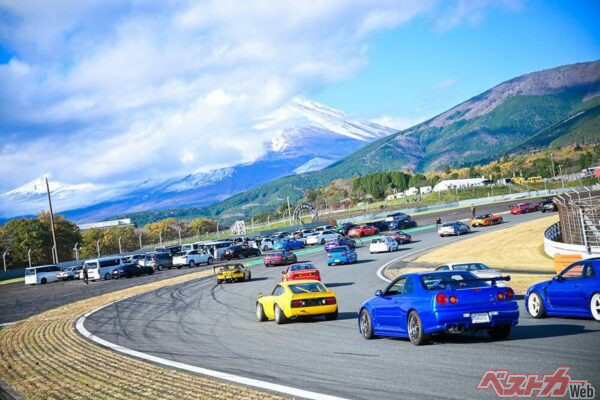 2,000台以上の、展示車両達が、サーキットを埋め尽くします
