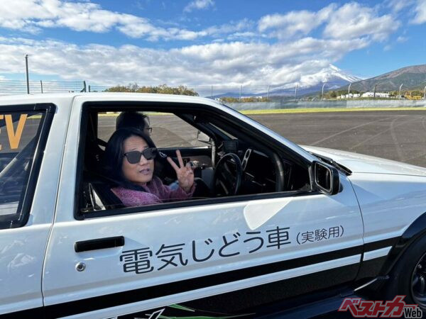 TOYOTA AE86電気自動車に乗り込む「サン・カン」(役名:ハン)