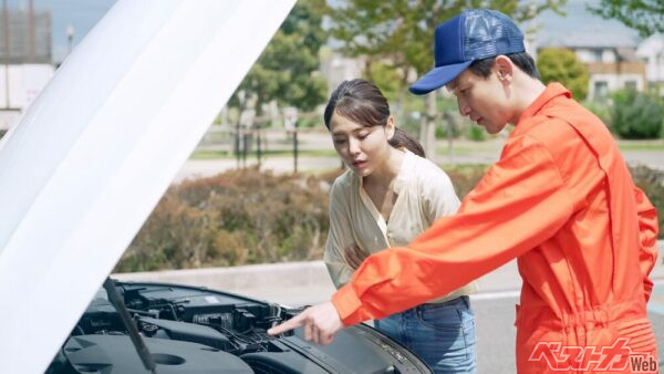 普段と違うクルマに給油をする際は、念のため、車検証や給油口に記載されている油種を確認し、万が一入れ間違えた場合はただちにJAFなどに連絡するようにしよう(PHOTO:Adobe Stock_metamorworks)