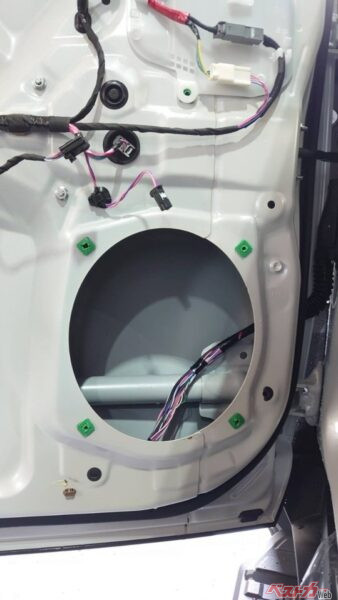 ドアパネル内に付属している「アウターミラーコントロールECU」に接続し、ドアを解錠して盗むという陰湿な手口