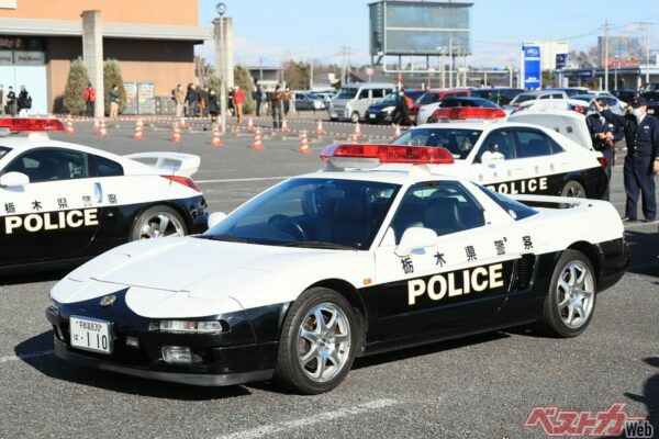 1999年度にホンダから寄贈されたNSXパトカー。赤色灯を含め違和感なくパトカーとして仕上がっている。高速隊に配備されている