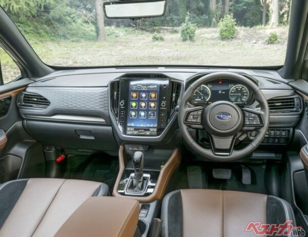 プレミアムEXのコクピット。中央の縦型11.6インチセンターディスプレイ＆インフォティンメントシステムや12.3インチフル液晶メーターが特徴