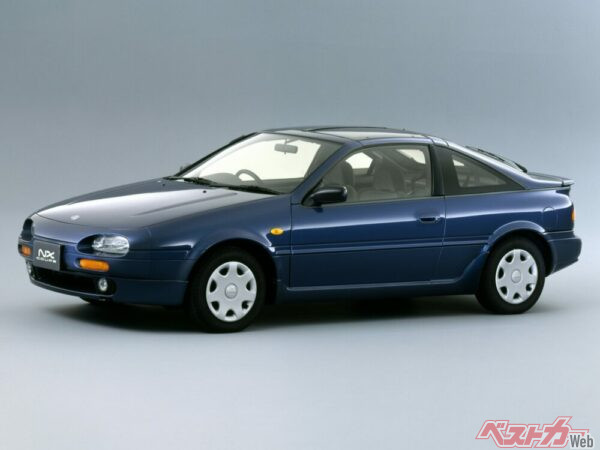 1990年頃は四角いデザインが流行だったが、NXクーぺは曲線で造形された
