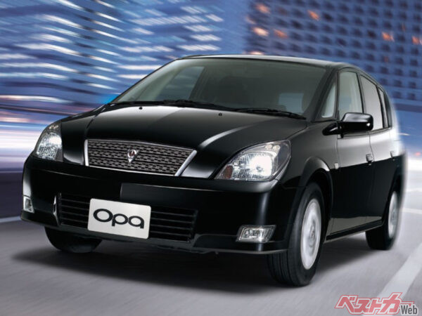 オーパのデジタルメーターはステアリング上部にはなく、センターコンソールの真ん中に集約されていた