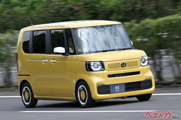 ホンダ N-BOX。現行軽ハイトワゴンのなかでも、最もシンプルで都会的。前フェンダーの小さなふくらみが「走る感」を生む