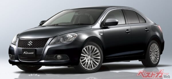 張りのあるショルダーラインや目力のあるヘッドライトでスポーティかつ力強い雰囲気を表現。抑揚を持たせて空力特性と造形美を両立したトランク形状や、バンパーの一部に取り込んだデュアルマフラーを採用したリアビューも見どころ（キザシ）