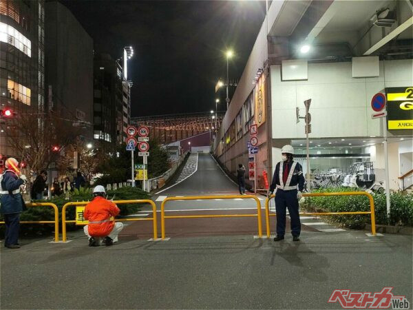 20時過ぎに閉鎖される会社線の西銀座入口。作業を多くの人が見守った