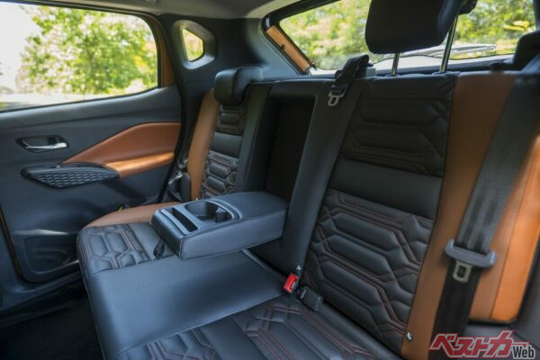 最大乗車定員は5名。中央席のヘッドレストはないが、キルティングが入ったしっかりとしたつくり込みの後席シートにみえる