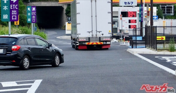 高速道路のSA・PAの出口付近にあるガソリンスタンド。残量を見て、半分を切っていたり、本線が渋滞して想定以上の長丁場になりそうといった時にはケチらず、迷わず給油を(PHOTO:写真AC)