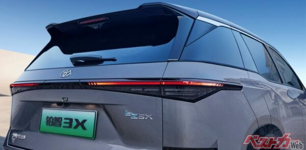 細いラインで構成されているリアテールランプ。車両後方のピラーがブラックアウトされており、リアスタイルはとてもスタイリッシュ