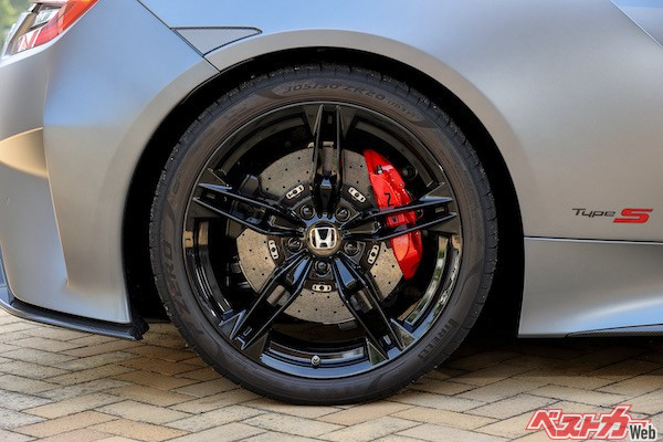 スポーツカーから軽自動車までタイヤは黒いのが当たり前