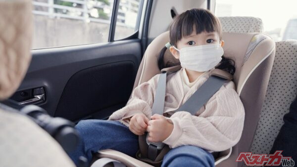 後席でもしっかりシートベルトを着用し、身長が150センチ未満の子供にはジュニアシートを着用させよう（PHOTO：Adobe Stock_polkadot）