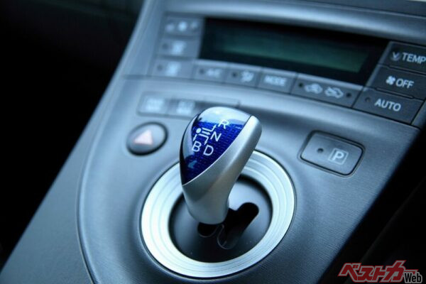ハイブリッド車の場合は、Nレンジでは回生充電がされない、というデメリットが（PHOTO：Adobe Stock_Paylessimages）