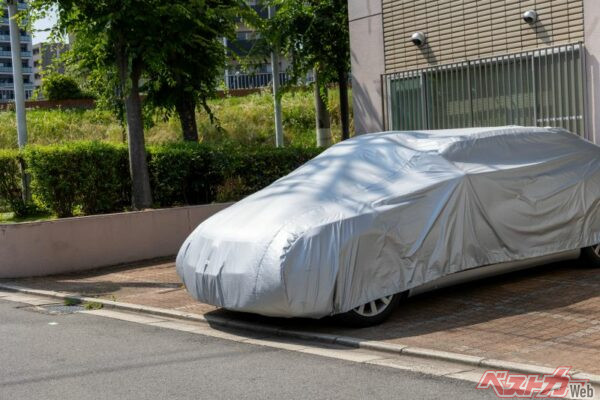 黄砂はカバーをかけていても隙間から入り込む厄介者 (Adobe Stock@decoplus)