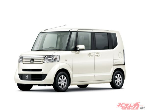 ホンダ 初代N-BOX。他の軽自動車を寄せ付けない圧倒的な人気を誇っている