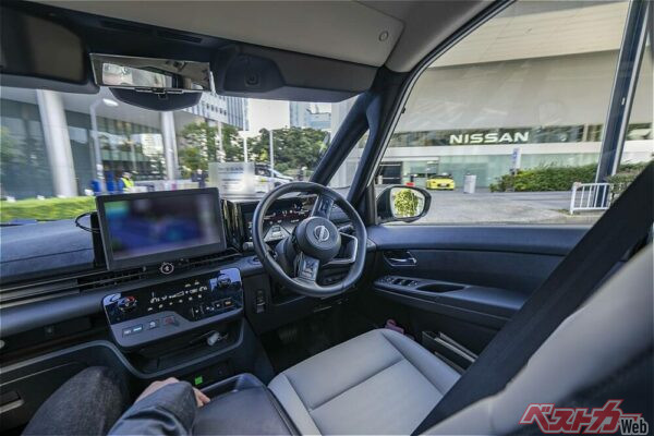 日産が横浜で行っている自動運転の実証実験。車両はセレナ