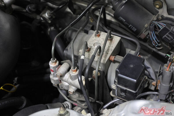 FDで入手不可となるABSユニット。電装部品の問題は、ネオクラ車共通の悩みといえる