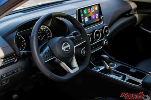 現行型日産セントラのインテリア。エントリーモデルなだけに簡素な雰囲気はあるが、新型モデルでは先進性を感じさせる雰囲気やデジタル世代を満足させる装備を期待したい