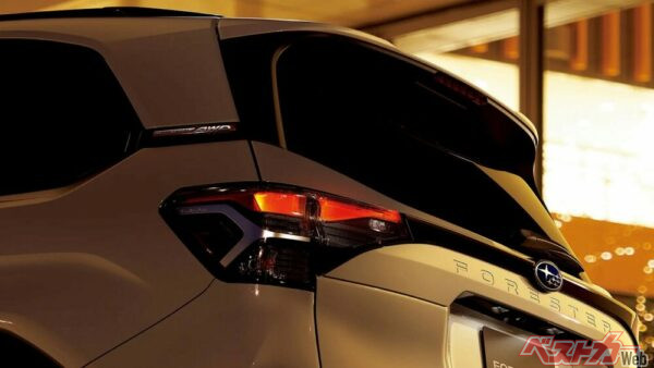 従来型はコの型テールランプだったが、新型フォレスターでは左右連結のようにみせる横一直線のリヤコンビランプに。リアの印象がガラリと変わった