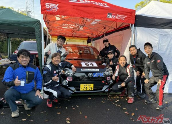 今回コ・ドライバーをお願いした鈴木和人さん（クルマの右隣）はラリー歴30年の大ベテラン。今回もダイハツのメカニックさんやSPKさんにお世話になりました