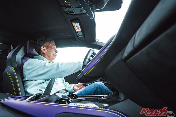 今回ももちろんチャレンジャー武井氏が試乗。「ランボルギーニに乗ると背中と腰が痛くなる」とチャ武氏。シートとの相性がよろしくないようだ