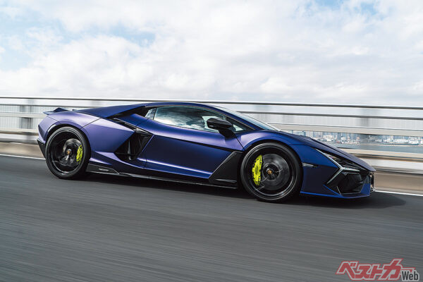 サスペンションは硬めだが不快な突き上げ感は許容範囲。スーパースポーツカーとしては快適だった