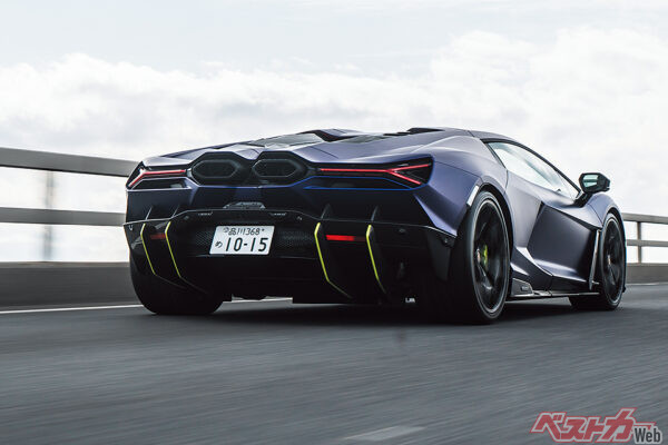 圧倒的な加速力を持ちながらも不安なく乗っていられるのは、ランボルギーニが長年、スーパースポーツを開発してきた成果だ