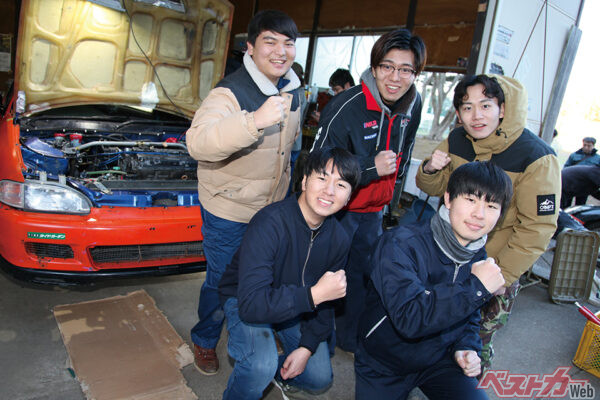 自動車部での活躍を誓う、5人の1年生たち。先輩たちの指導もていねいで、今後の活躍がとても楽しみ。燃料高なんて吹き飛ばせ！