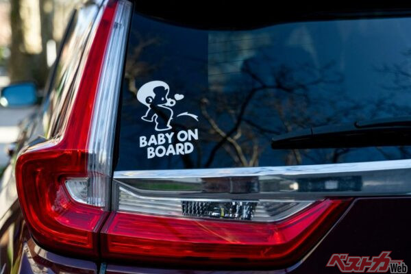 軽からの煽り運転が増加!?　「赤ちゃんが乗ってます」カーサイン「だからなに？」意見も??　意外なメリットとデメリットってなに？