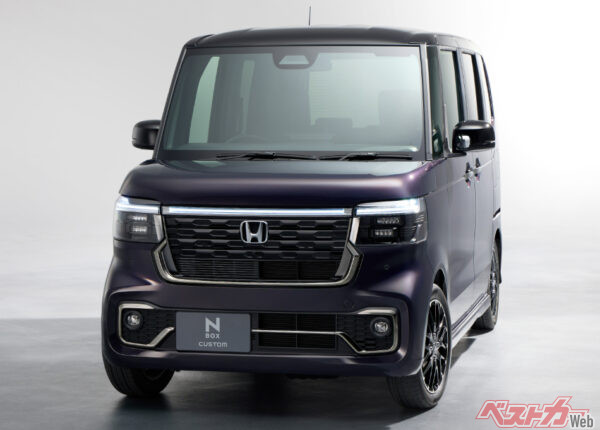 グリル下に注目!! LEDフォグライトとフォグライトガーニッシュが備わり、男勝り感が倍増!