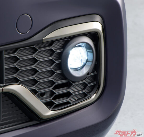 LEDフォグライトとフォグライトガーニッシュのアップ。質感高く、クールさも漂うじゃないか!