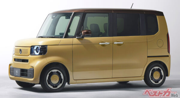 N-BOXファッションスタイルには、ルーフとドアミラーにブラウン系の色が配色された新しいタイプが加わった! なんだか上品ですね~