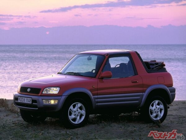 ベースは3ドアモデルで、ラゲッジ部分を幌製のオープントップに改良した。オープン時、幌は後方に畳まれる