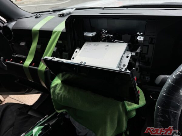 本体を購入し自分で取り付けようと思ったが、取り付け工程を見てとても無理……。御覧の通り、とても素人じゃ手に負えない作業