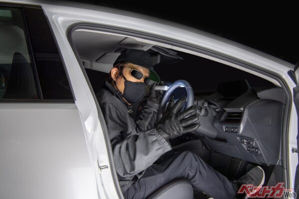 データシステムの車両盗難防止装置「カースティールブロッカー」。本体価格は2万2000円