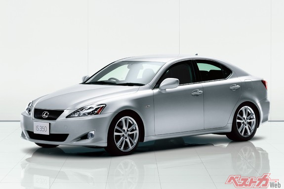 2005年に登場した3.5LのIS 350。2.5LはIS 250として販売された