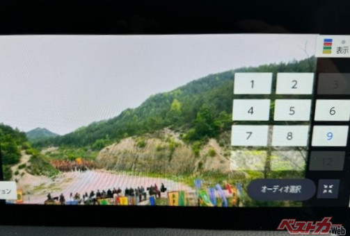 切り替えスイッチをONにし、Dレンジに入れると（走行はしていない）テレビが映った