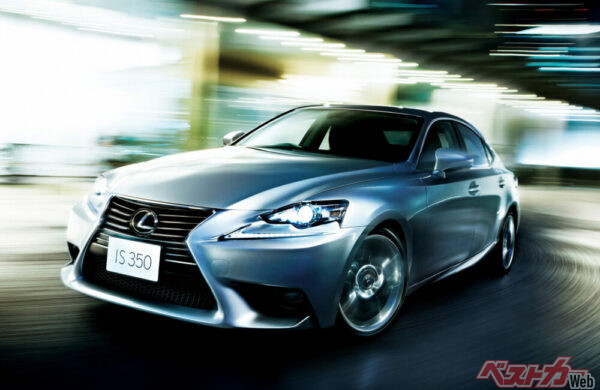 2013年にフルモデルチェンジしたLSは「走る楽しさ」を掲げた。画像は2014年のIS350“version L”