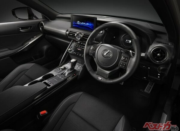 まさに「愛機」に乗っている気分になれるF SPORTの内装。コックピットと呼ぶにふさわしいつくり