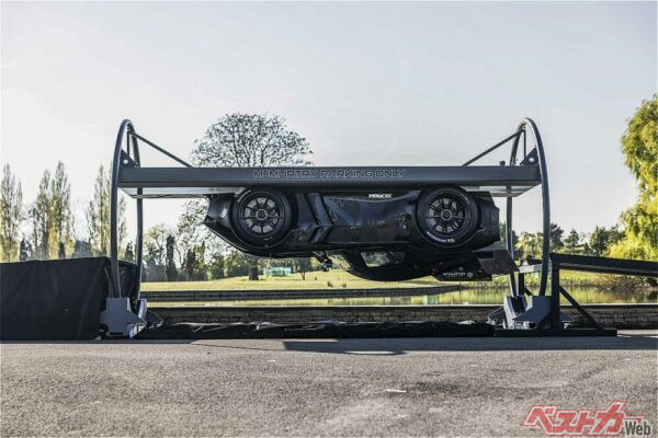 ねじ止めなんかしてない。ダウンフォースで本当に宙づりに