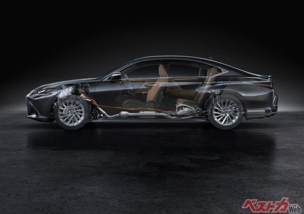 前から引っ張るのがFFのイメージ。レクサスもESはFFだ