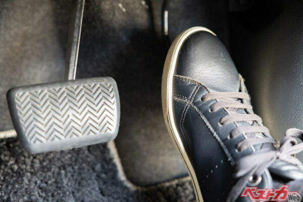 発進時はもっとも燃料を消費する。ガソリン車ならばふんわりアクセルを心がけよう(PHOTO：tarou230＠Adobe Stock)