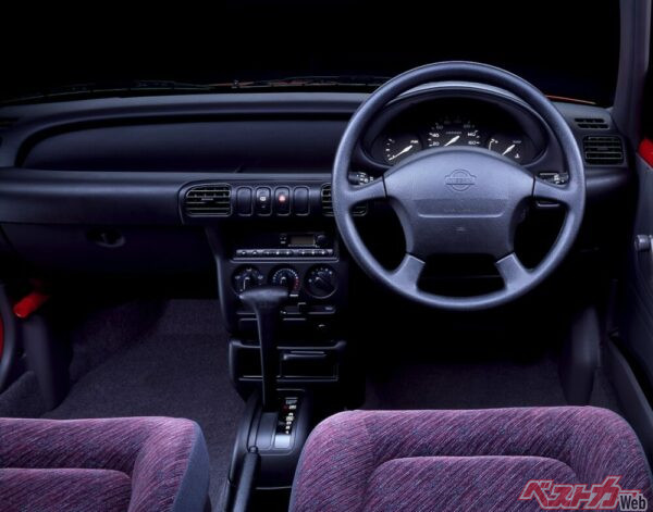 運転席まわりのデザインはベース車を踏襲しながら、本革巻きスポーツタイプステアリングなどでスポーティなイメージが演出されていた