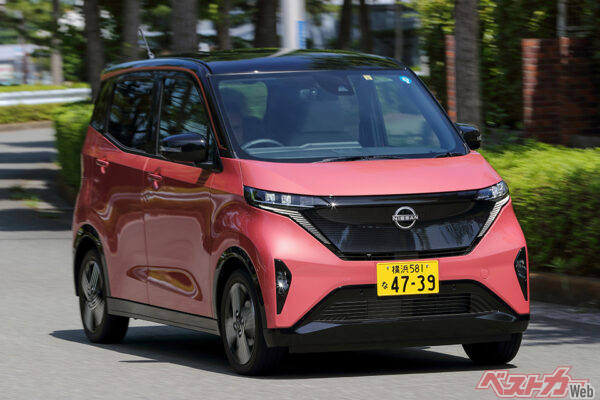 日産 サクラ（259万9300～308万2200円）。一充電走行距離は180kmと短いが、家から近い範囲の移動だけなら充分な性能だ