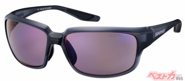 「SWANS ドライビング・サングラス」フルリムフレームモデル(WA8-0170 CSK)。フレームに立体感があり、サイドにはSWANSロゴ入り