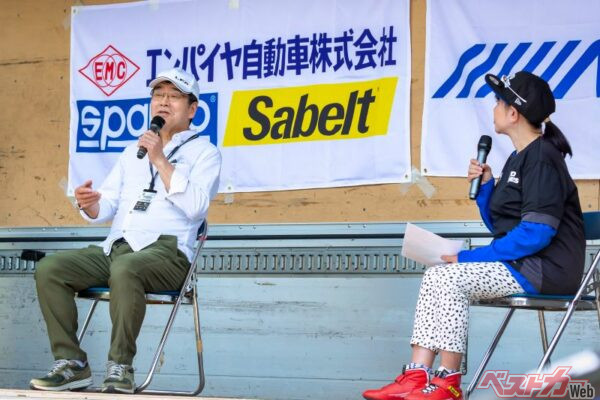 レクサスLFAの開発を統括した棚橋晴彦氏(左)とモータージャーナリストの竹岡圭氏